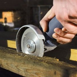 Резка-древесины-болгаркой-с-диском